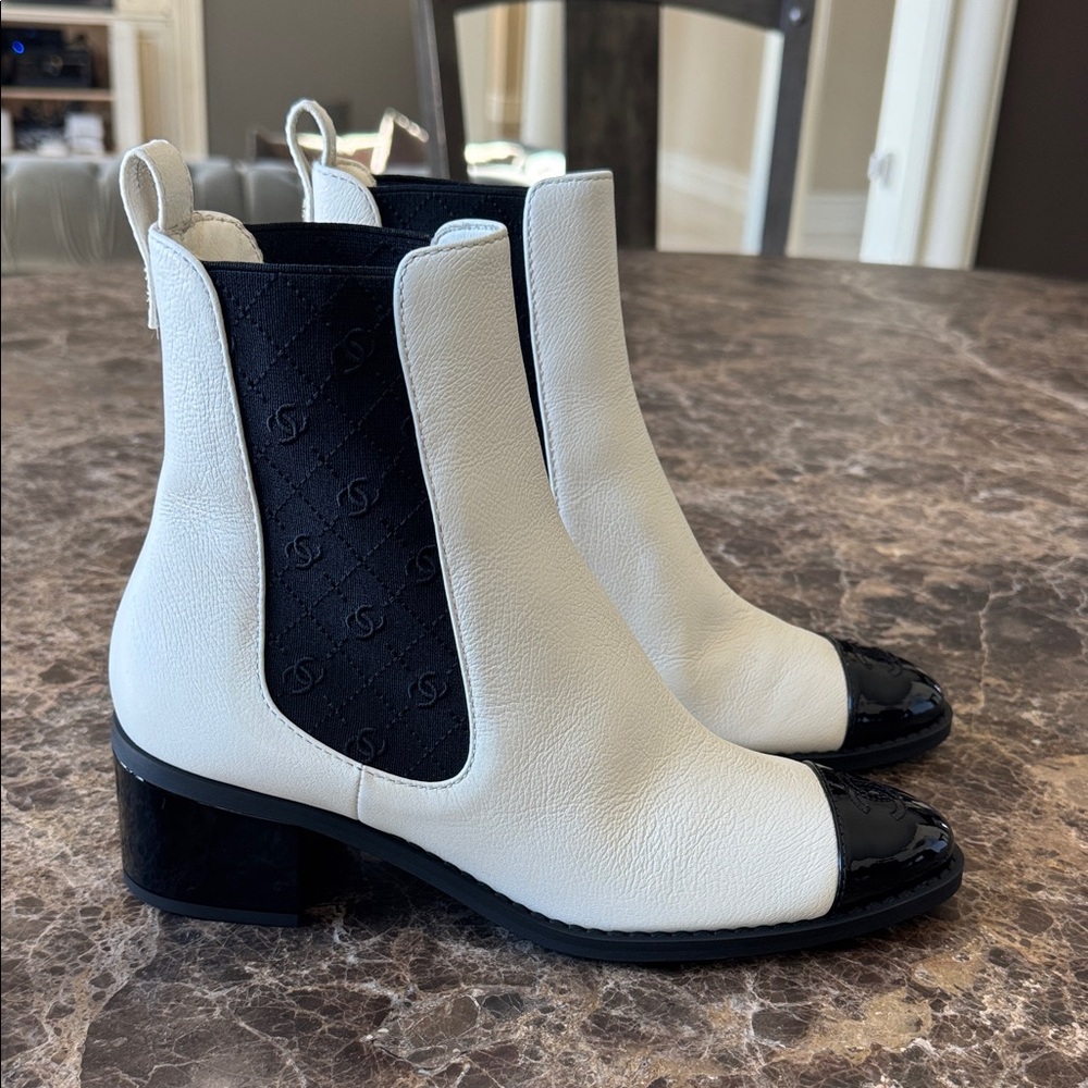 Chanel 24b short boots Chelsea white black patent cap toe logo booties sz 40.5